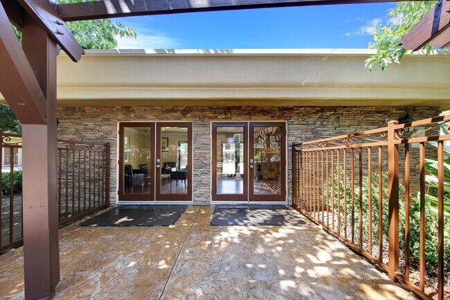 Building Photo - 792 Avocado Ave