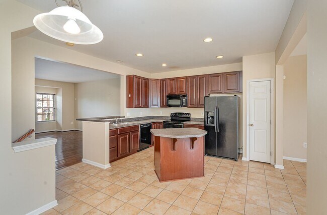 Building Photo - NORTH STAFFORD WELL MAINTAINED TOWNHOME FOR RENT