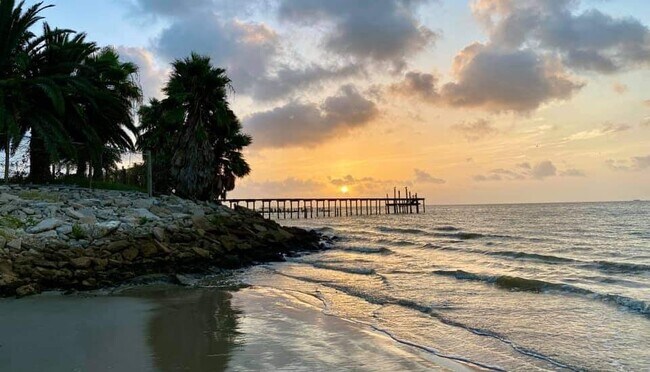 Building Photo - 135 1st St