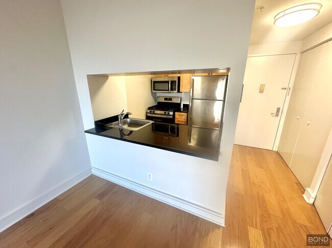Building Photo - 323 W 96th St