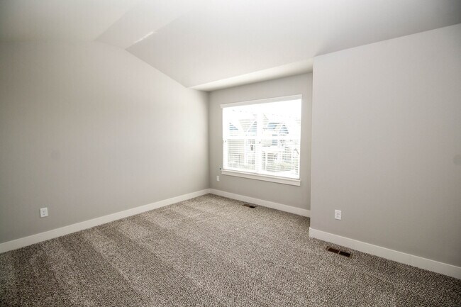 Building Photo - Beautiful 2 bed 2.5 Bath Townhome in West Greeley Available Early April!