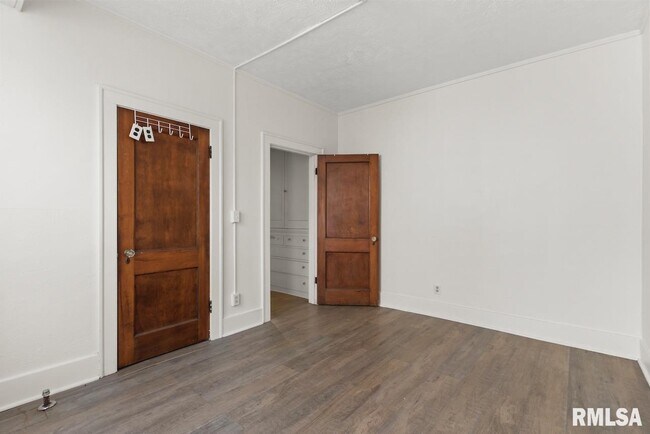 Building Photo - 1816 W Callender Ave