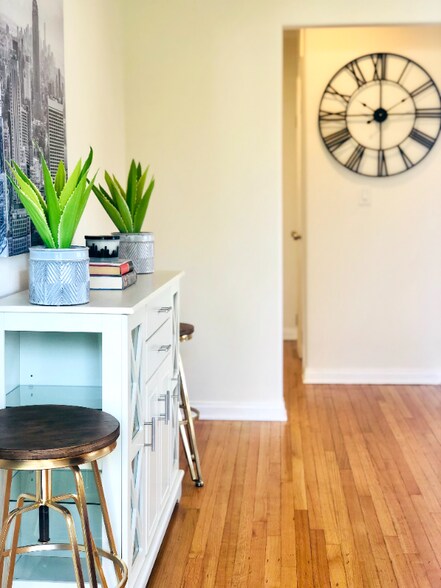 Building Photo - 819 S Grand View St