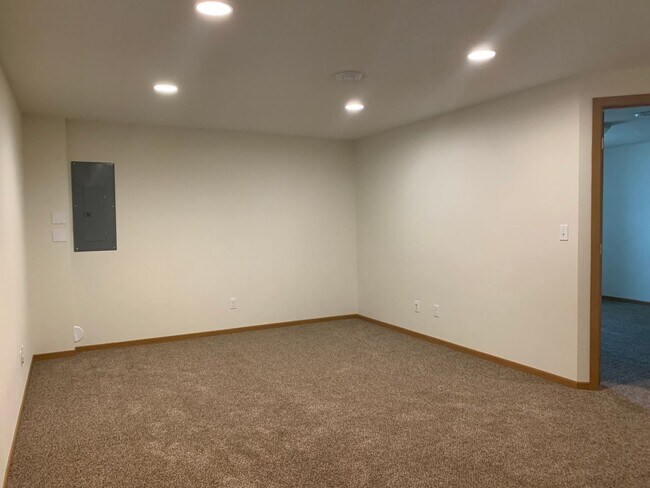 Building Photo - Spacious 4 Bedroom Townhome in Great Neigh...