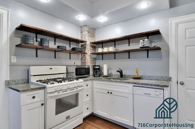 Building Photo - Furnished 3-Bedroom Carriage House on Bird Ave