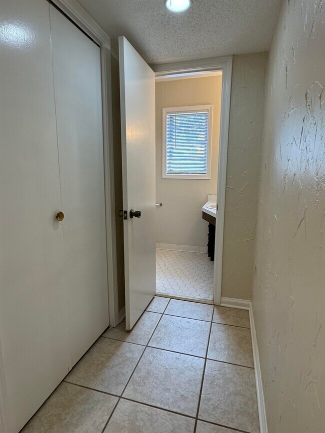 Building Photo - 5659 Hinton Pl