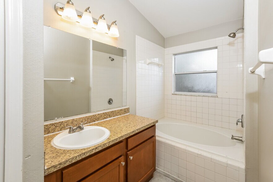 Building Photo - 13611 Glasser Ave
