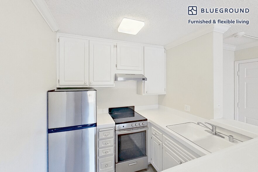 Building Photo - 555 W Middlefield Rd