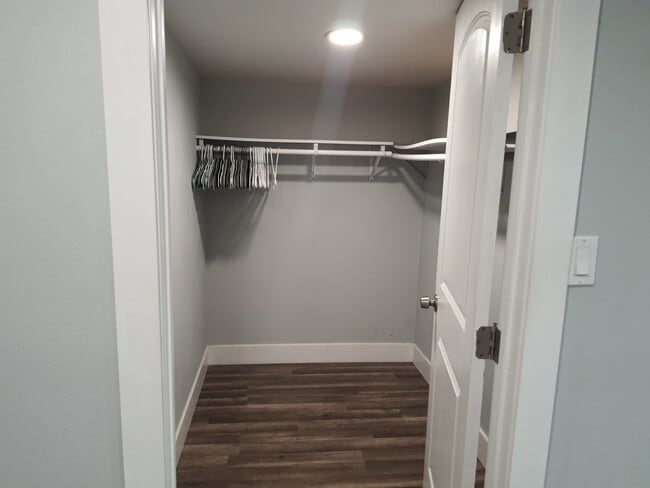 Closet - 6538 San Vincente St