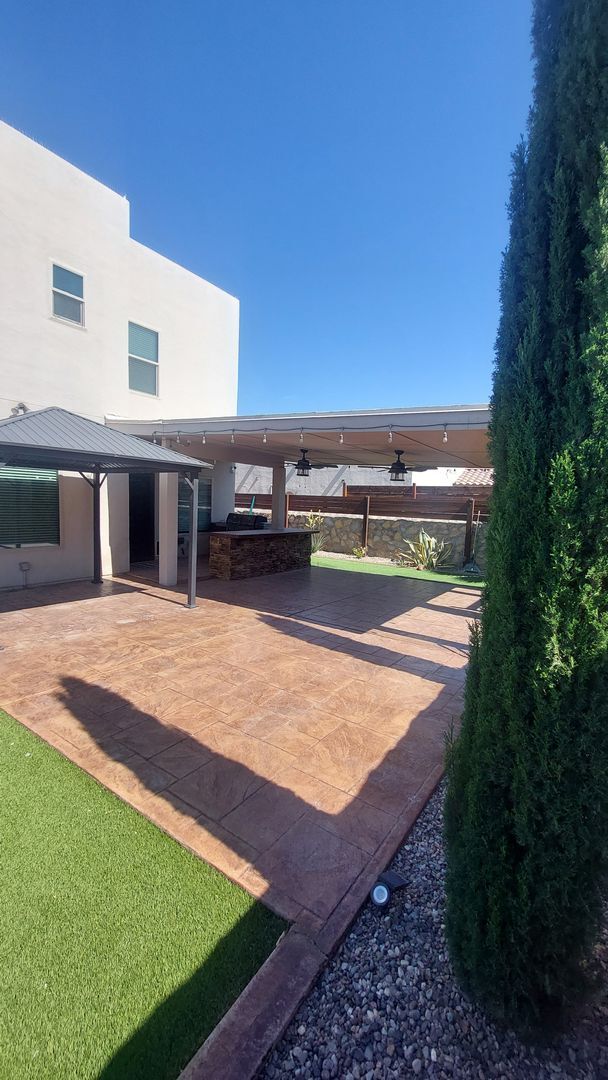 Building Photo - Backyard Oasis!!!  Beautiful 4 bedroom 2.5 bathroom 2 story home on corner lot!