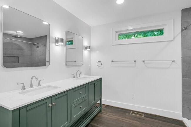 Building Photo - 109 Augusta St