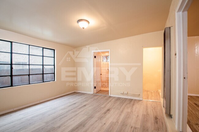 Building Photo - 1125 S Evergreen Ave