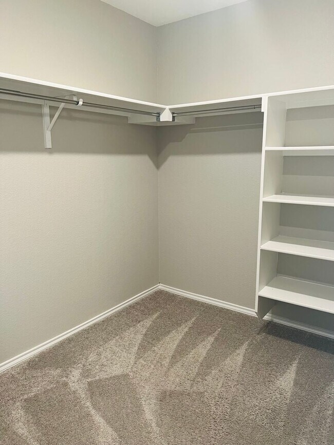 Building Photo - Tech Ridge Area Gem – Nearly 3,000 Sq Ft o...