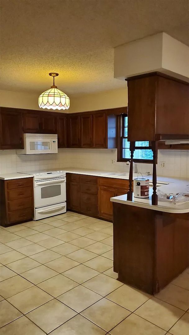 Building Photo - 3 Bedroom, 2 Bathroom Close To Everything!