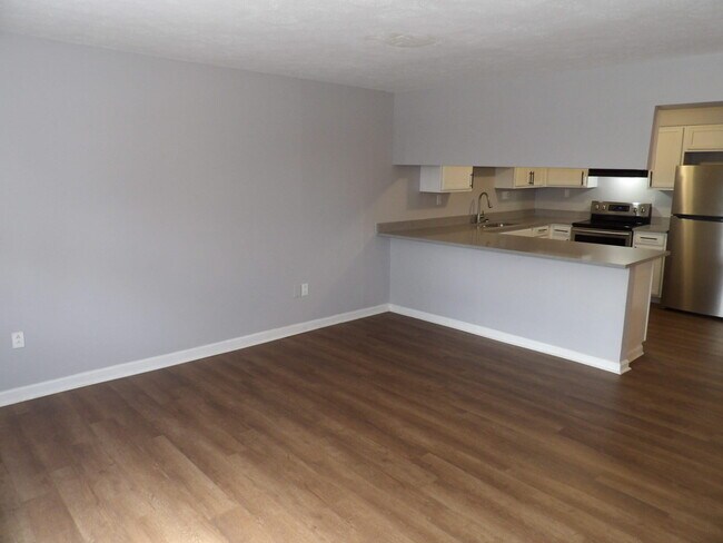 Building Photo - 902 Plaza Dr