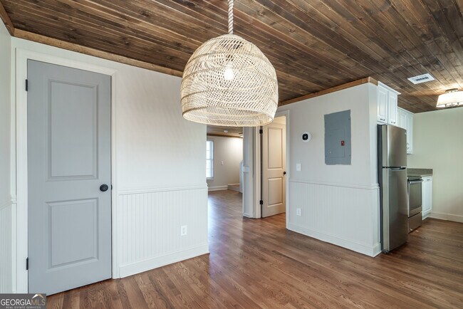 Building Photo - 384 Arrowhead Trail NE