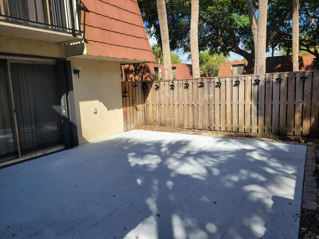 Building Photo - 201 Live Oak Ln