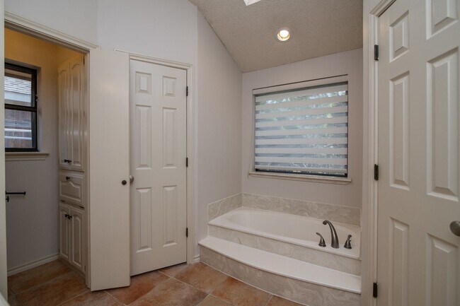 Building Photo - Move in Ready! 3 bed 2 bath with pool!