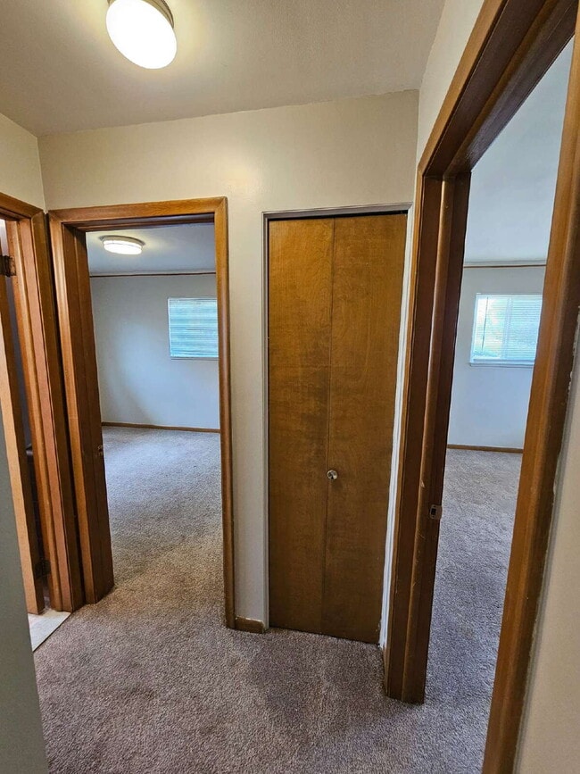 Building Photo - 2 Bedroom, 2 Bath Duplex, Huge Basement with 2-Car Garage – St. Clair Shores