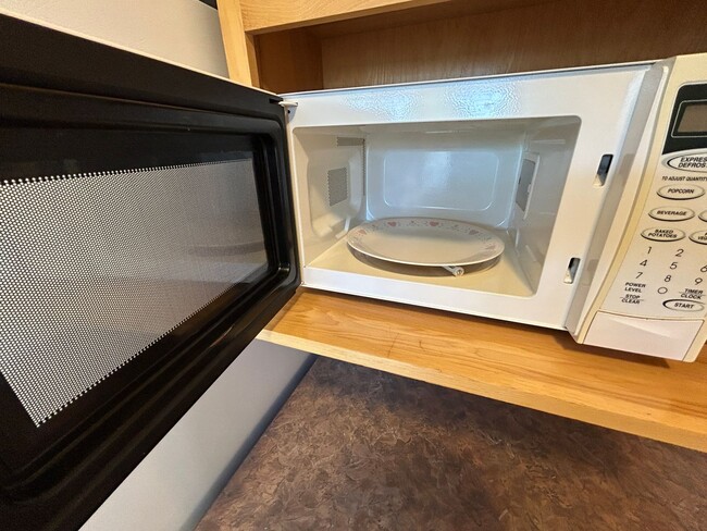 Building Photo - 5 Bed 2 Bath Home with 2 Car Attached Garage in Quiet Nice Neighborhood.