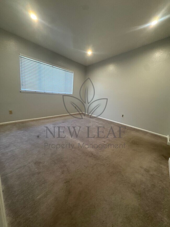 Building Photo - Stunning 2 Bedroom in the Heart of Ontario