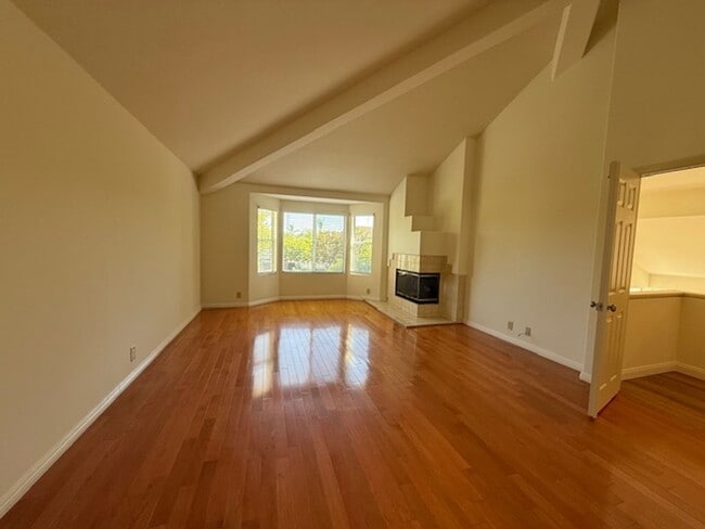 Building Photo - Spacious Home in Tustin with Main Floor Be...