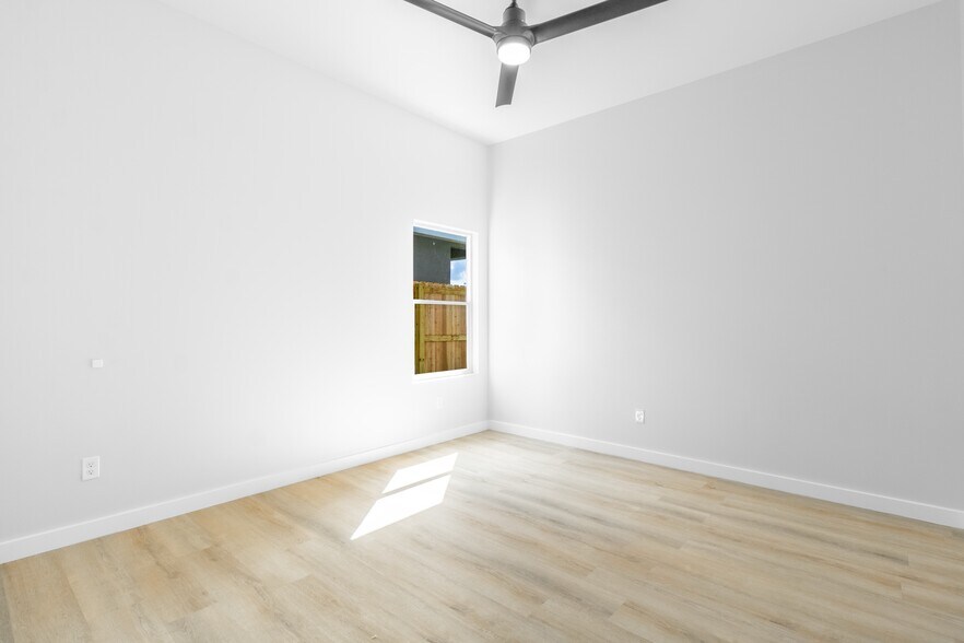 Building Photo - 5312 W Northwood St