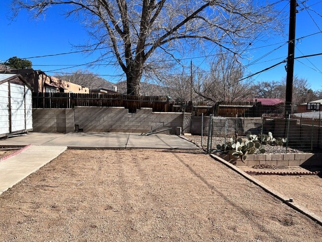 Building Photo - Nice Nob Hill Location with 3 Bedrooms