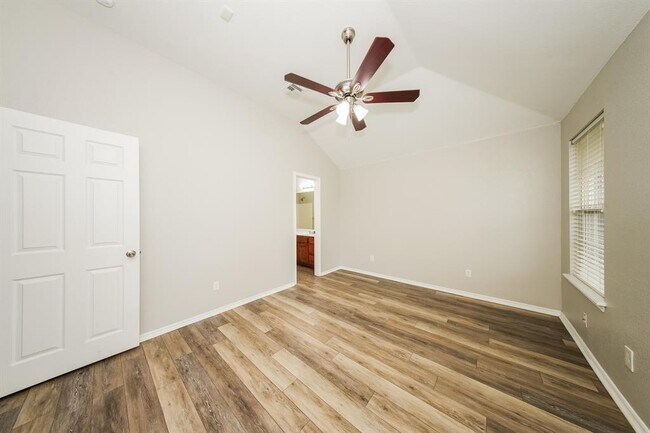 Building Photo - 2516 Queenston Ave