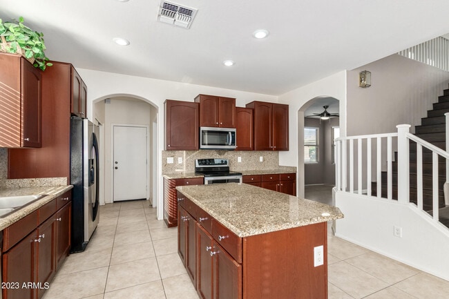 Building Photo - 40747 W Robbins Dr