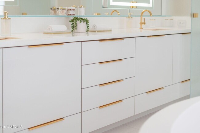 Building Photo - 6587 N Palmeraie Blvd