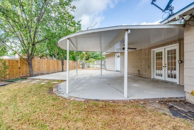 Building Photo - TERRELL HILLS 3-BEDROOM, SINGLE STORY