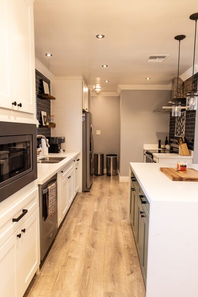 Kitchen - 1359 E Whitton Ave