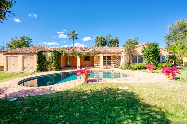 Building Photo - 4049 N 57th Pl