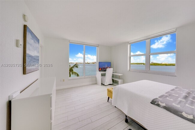 Building Photo - 10350 W Bay Harbor Dr
