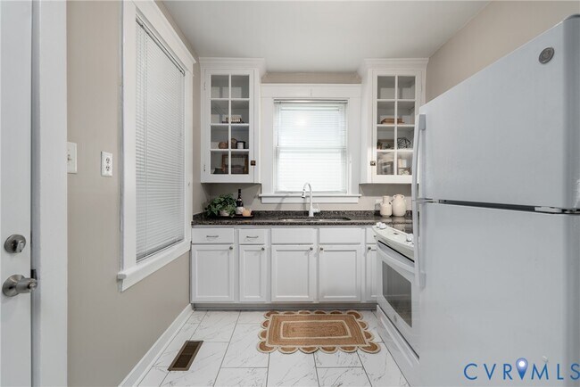 Building Photo - 3108 Stockton St