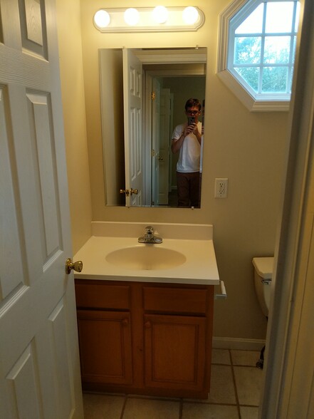 Full Bathroom, 2nd Floor - 1411 Monroe Ave.