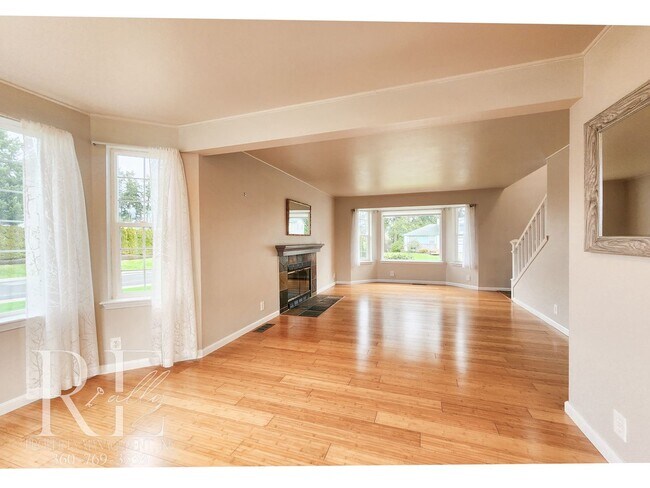 Building Photo - Modern Elegance Meets Tranquil Lakeside Living On Osprey Circle