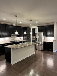 Building Photo - Large Executive 5 Br 3.5 Bath Home in Weym...