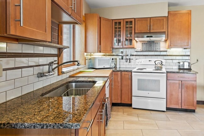 Building Photo - Fully-Furnished Short-Term Rental on South...