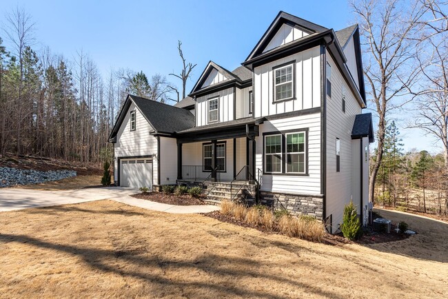 Building Photo - Contemporary 6 Bed 4 Bath Home in Chapel R...