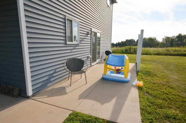 Building Photo - Incredible views from this end-unit townhome!