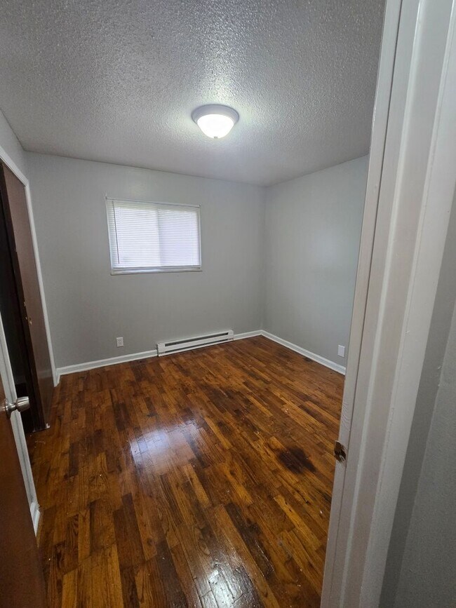 Building Photo - Two Bedroom Duplex located on the Westside off West 10th St and Lynhurst Dr