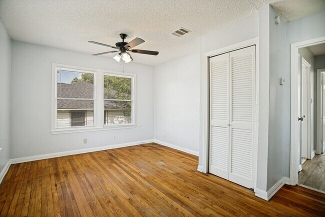 Building Photo - 2 Bedroom in University Park!