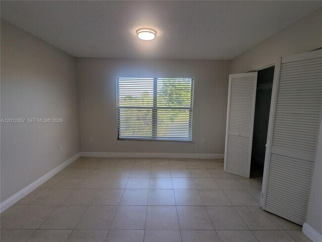 Building Photo - 1564 Lake Crystal Dr