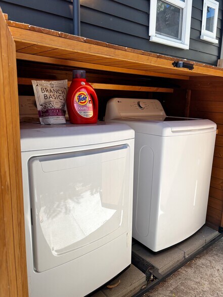 Brand new, private laundry (washer and dryer) - 4077 Stephens St
