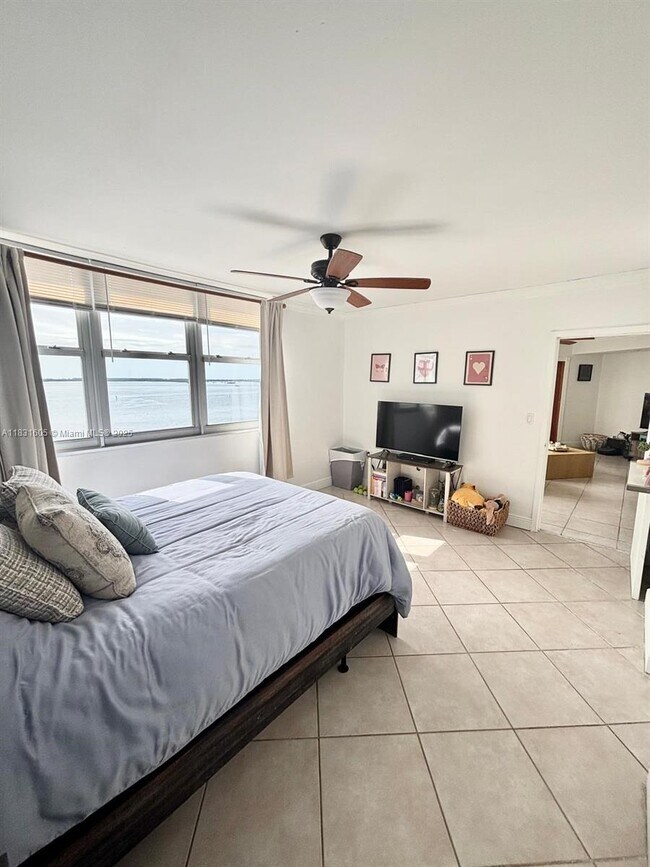 Building Photo - 999 Brickell Bay Dr