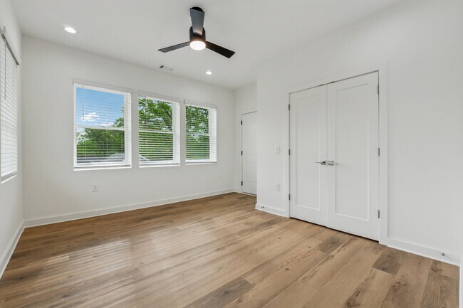 Building Photo - Come check out the West End Flats!