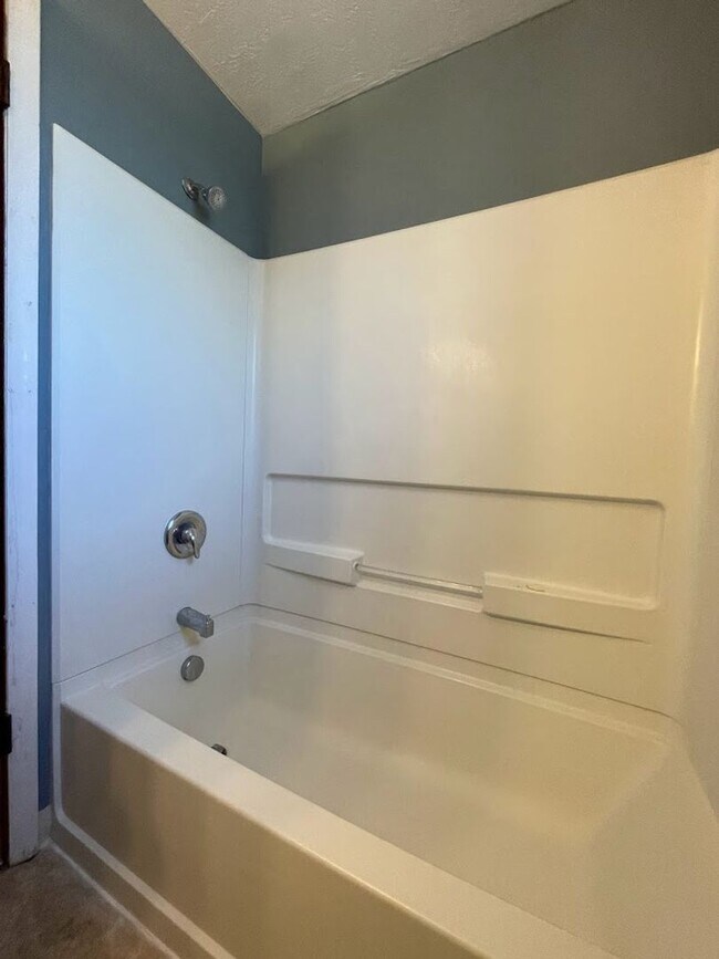 Building Photo - Two bedroom one bathroom apartment for rent