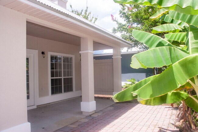 Building Photo - Luxury 3 bedroom 3.5 bath home in GATED community with BOAT SLIP!